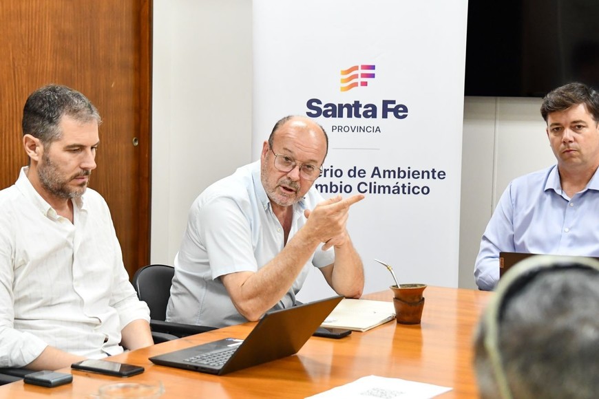 Funcionarios provinciales presentan a pescadores los lineamientos del nuevo plan.