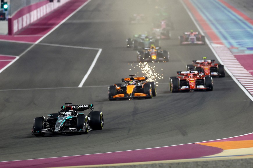 Formula One F1 - Qatar Grand Prix - Lusail International Circuit, Lusail, Qatar - December 1, 2024 
Mercedes' George Russell, McLaren's Oscar Piastri and Ferrari's Charles Leclerc in action during the race REUTERS/Rula Rouhana