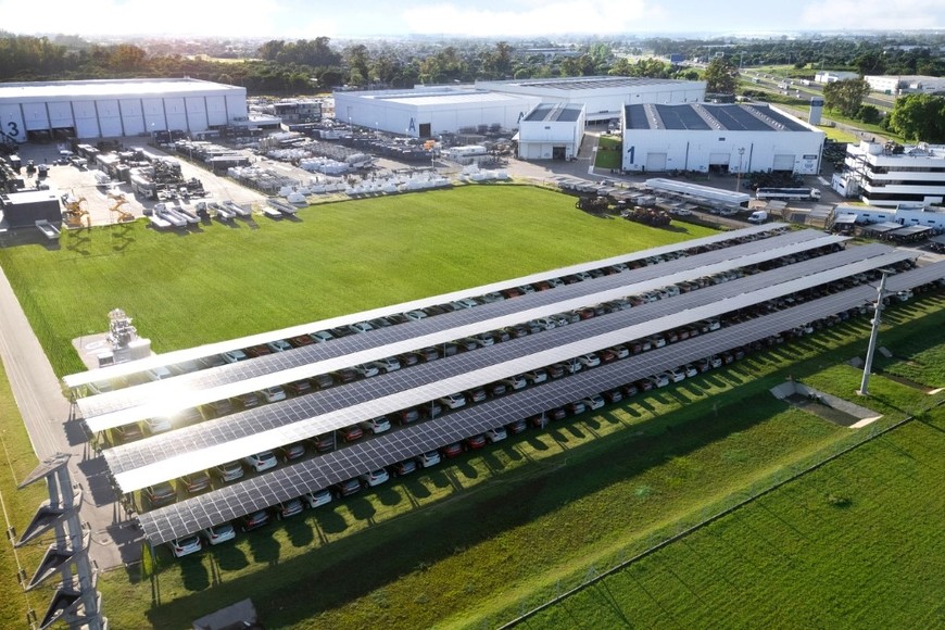 Sector del carport con capacidad para 360 vehículos, diseñado para ofrecer sombra y protección.