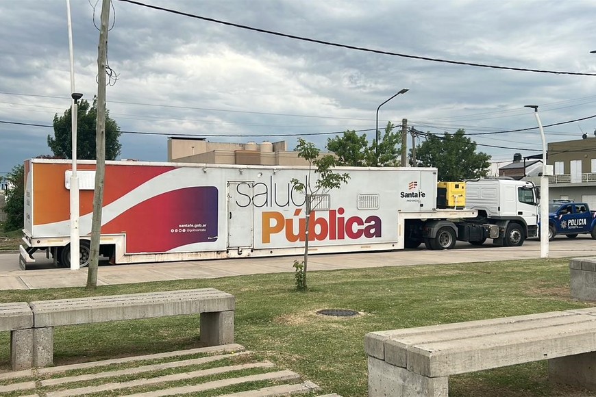 Técnicos trabajan en el montaje del escenario principal frente al nuevo Hospital Regional.