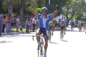 Walter Perez, campeón olímpico, en su paso por el Gran Premio. Levantando los brazos al llegar a la meta. Créditos: Archivo El Litoral