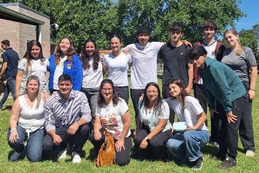 La actividad tuvo lugar en la EESO N.º 488, donde estudiantes participaron activamente del encuentro.