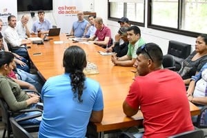 Pescadores participan del encuentro y plantean sus necesidades ante la Provincia.