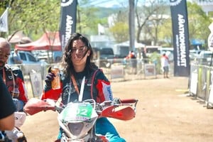 La venadense y su trofeo por el subcampeonato nacional.