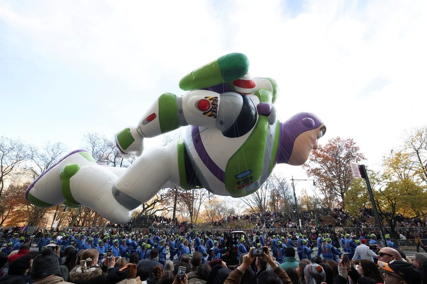 The Buzz Lightyear balloon flies during the Macy's Thanksgiving Day Parade 2025, in New York City, U.S., November 27, 2025. REUTERS/Brendan McDermid


     TPX IMAGES OF THE DAY