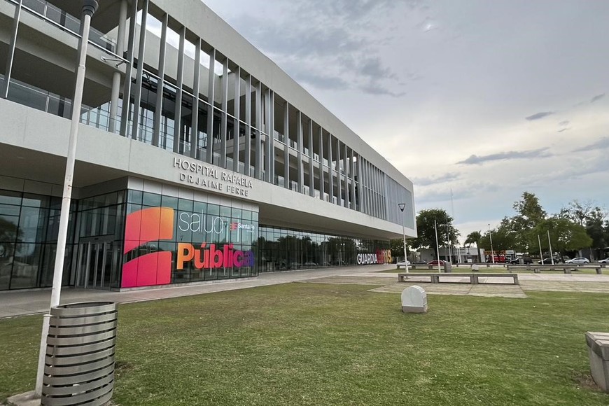 Equipos ultiman detalles en el interior del hospital, que contará con tecnología de alta complejidad.