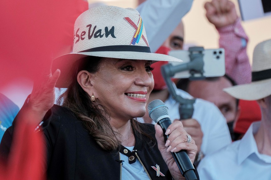 FILE PHOTO: Xiomara Castro, presidential candidate for the opposition Libre Party, speaks during the closing rally of her electoral campaign in San Pedro Sula, Honduras November 20, 2021. REUTERS/Yoseph Amaya/File Photo