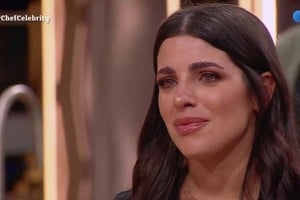 Entre lágrimas y voz quebrada, Valu Cervantes se despidió del certamen culinario.