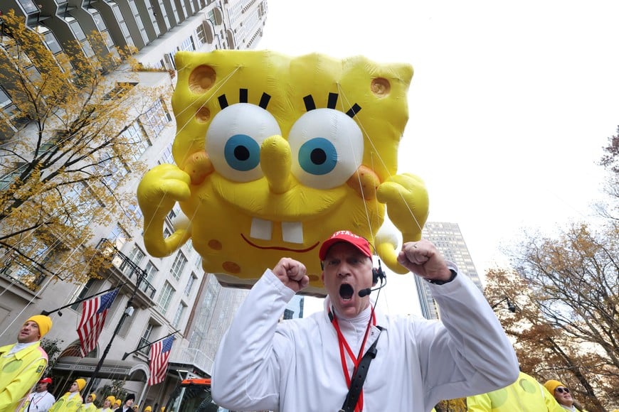 A man reacts as the SpongeBob SquarePants & Gary balloon flies during the Macy's Thanksgiving Day Parade 2025, in New York City, U.S., November 27, 2025. REUTERS/Brendan McDermid