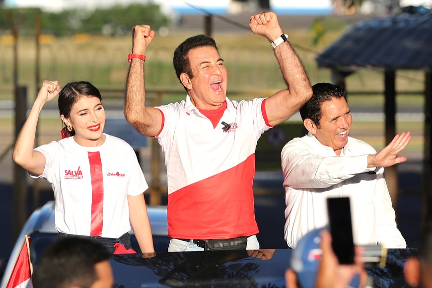 (251123) -- TEGUCIGALPA, 23 noviembre, 2025 (Xinhua) -- Imagen del 22 de noviembre de 2025 del candidato a la Presidencia de Honduras por el Partido Liberal, Salvador Nasralla (c), reaccionando durante su cierre de campaña, en Tegucigalpa, capital de Honduras. Más de 6,5 millones de hondureños están convocados a las urnas el 30 de noviembre para elegir al próximo presidente, tres designados presidenciales, 298 alcaldes, 128 diputados al Congreso Nacional y 20 representantes al Parlamento Centroamericano. (Xinhua/Rafael Ochoa) (ro) (oa) (ah)