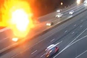 Segundos de terror en Virginia: volcó un camión cisterna y estalló en plena autopista.