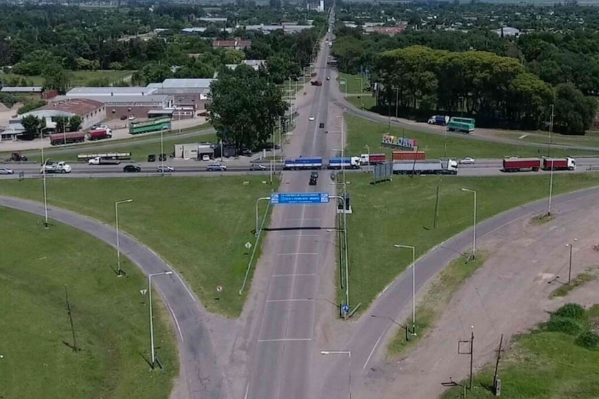 Ruta Nacional 9 en el acceso a Roldán.