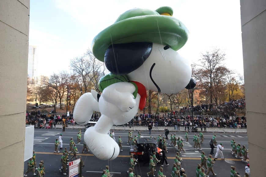 The Beagle Scout Snoopy flies during the Macy's Thanksgiving Day Parade 2025, in New York City, U.S., November 27, 2025. REUTERS/Brendan McDermid


     TPX IMAGES OF THE DAY