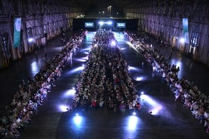 La Estación Belgrano repleta a la espera del desfile. Crédito: Manuel Fabatía.