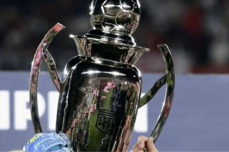 El trofeo de la Copa de la Liga Profesional de fútbol.