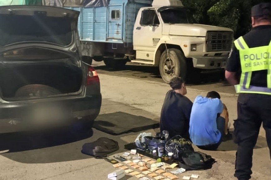 Rosarinos detenidos con dinero y marihuana en Coronda.  Foto: Gentileza