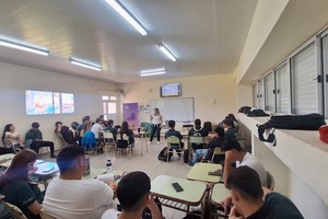 La actividad tuvo lugar en la EESO N.º 488, donde estudiantes participaron activamente del encuentro.