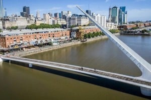 Un hombre se arrojó desde el puente de la Mujer a
