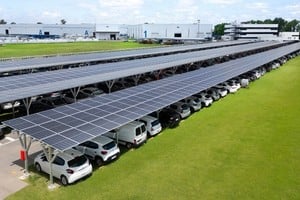 Carport solar de Secco en la Casa Central de Rosario, una instalación de más de 2.500 paneles fotovoltaicos.