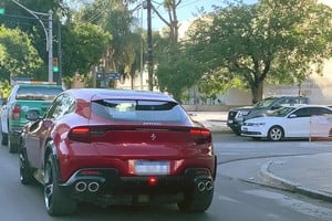 El modelo premium de Ferrari circulando por Santa Fe. Gentileza @Exclusivos.santafe
