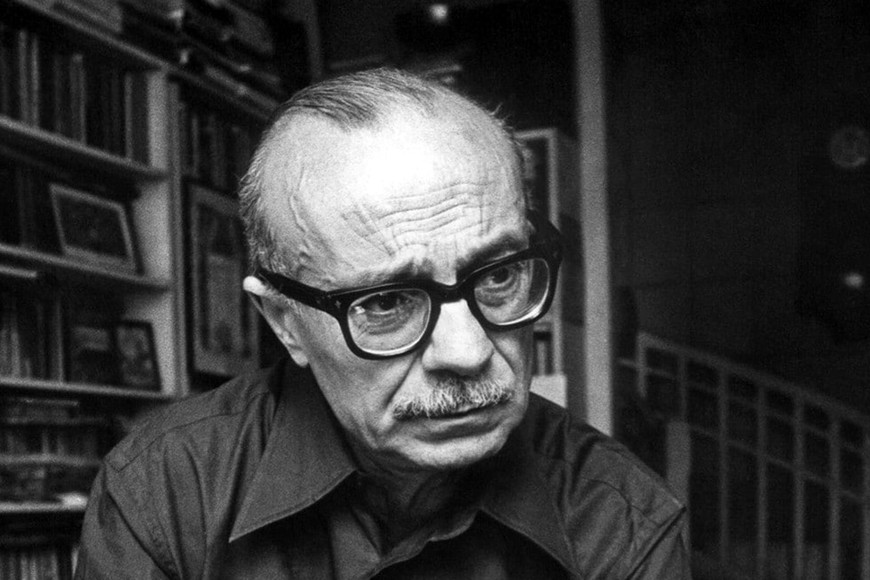 Ernesto Sábato (1911-2011). Su huella en la narrativa latinoamericana quedó plasmada particularmente a través de tres notables novelas: "El túnel", "Sobre héroes y tumbas" y "Abaddón el exterminador". Pero también se destacó como un ensayista que reflexionó de manera aguda sobre la condición humana, la vocación de la escritura y los problemas culturales del siglo XX.