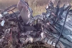 El Volkswagen Gol en el que viajaban las mujeres, totalmente destruido. 