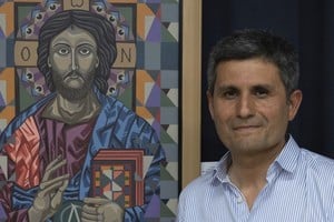 Arq. Julio Duré, ganador de la IV Bienal con su obra "A Cristo vivo". Foto: Gentileza UCSF