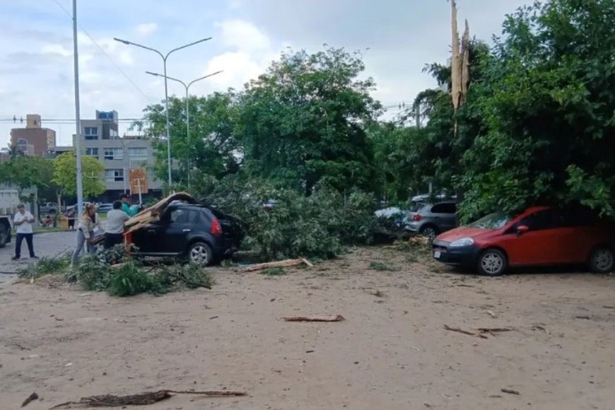 La caída del rayo sobre el estacionamiento del Hospital Pediátrico “Dr. Avelino Castelán”  provocó un derrumbe repentino que terminó destruyendo seis vehículos.