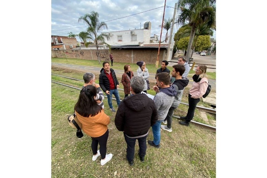 Simoniello charlando con los vecinos de los barrios del Oeste. Crédito: Gentileza
