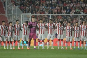 El equipo que jugó el último partido ante Gimnasia, en el minuto de silencio previo al inicio del encuentro.