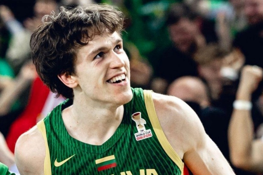 El triple decisivo fue desde casi media cancha, tras una pérdida británica.