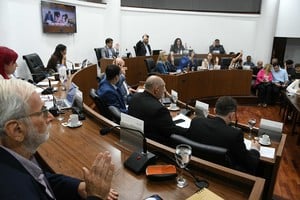 Hubo tensiones políticas en el recinto de Salta 2943. Crédito: Manuel Fabatía