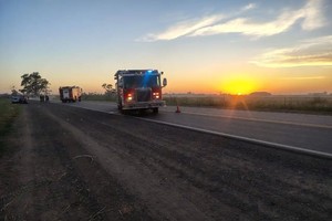 Bomberos, Policía y personal de salud trabajaron durante la madrugada en el rescate.