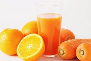Llicuar las cáscaras de naranja y zanahoria para preparar una bebida nutritiva.