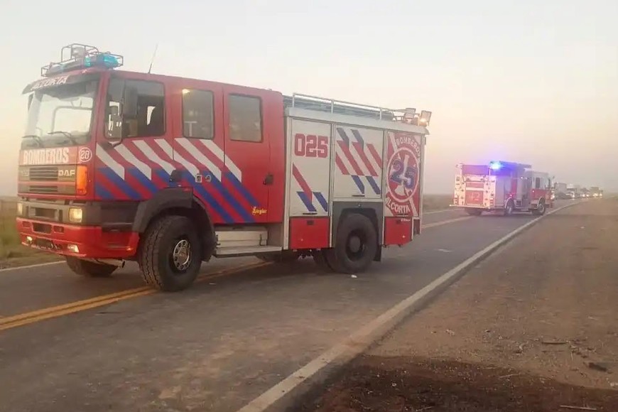 Bomberos, Policía y personal de salud trabajaron durante la madrugada en el rescate y las pericias del choque frontal que dejó cinco víctimas fatales cerca del acceso a Alcorta.PH: Internet