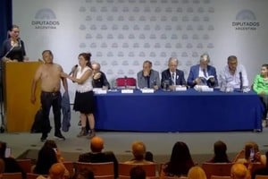 Una biotecnóloga expuso a un hombre que habría quedado magnetizado tras la vacuna contra el Covid.