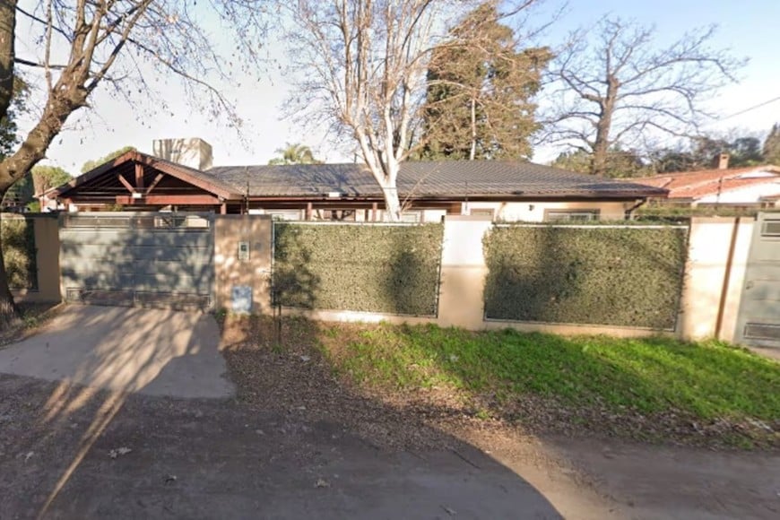 El frente de la casa quedó destruido tras el choque.