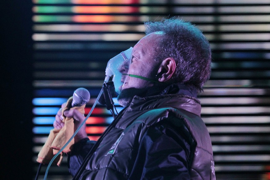 Argentine singer Leon Gieco performs while wearing an oxygen mask during a free concert as part of a cultural festival in El Alto, outskirts of La Paz July 12, 2013. El Alto is some 3800 meters above sea level. REUTERS/David Mercado (BOLIVIA - Tags: ENTERTAINMENT) el alto la paz bolivia leon gieco festival cultural musica musico musicos cantante con mascara de oxigeno recital show concierto