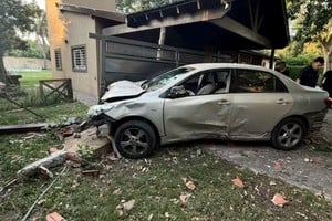 El ladrón dejó el auto y escapó.