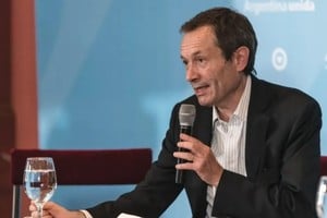 Béliz presentó su libro en la Universidad Católica de Santa Fe.