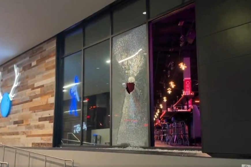 Tres personas heridas de bala y provocó escenas de pánico.