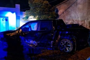 La camioneta destrozó las rejas del patio delantero de una casa. Foto: El Litoral