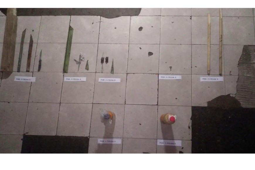 Se incautaron facas, cuchillos, bastones de madera y herramientas.