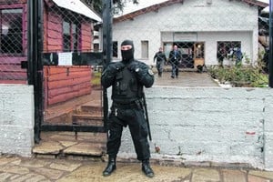 Control en el Penal 3 de Bariloche terminó con el secuestro de armas y alcohol.