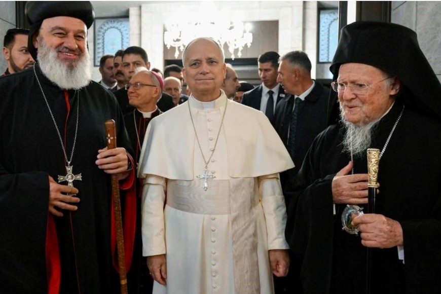 El papa León XIV recorrió en silencio la histórica Mezquita Azul de Estambul.