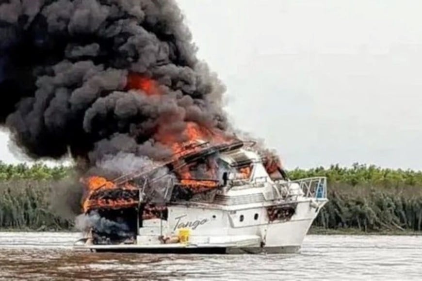 Los ocupantes lograron ponerse a salvo antes de que el yate fuera consumido por las llamas.