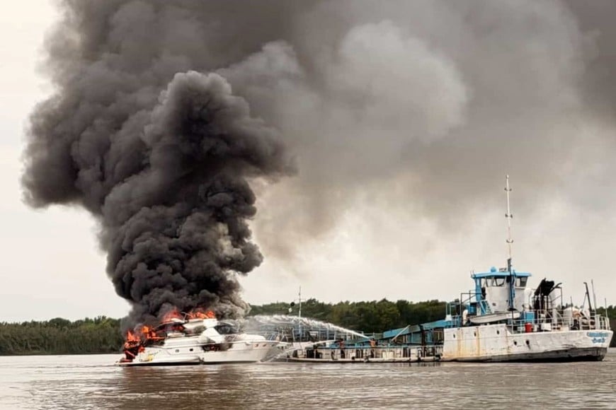El fuego avanzó rápidamente sobre toda la estructura de la embarcación.
