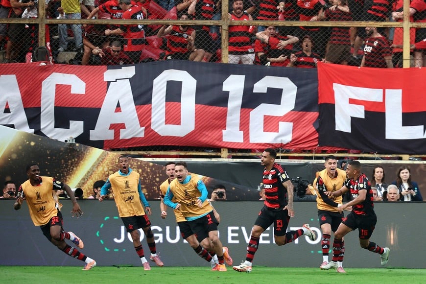 Soccer Football - Copa Libertadores - Final - Palmeiras v Flamengo - Estadio Monumental, Lima, Peru - November 29, 2025
Flamengo's Danilo celebrates scoring their first goal with teammates REUTERS/Sebastian Castaneda