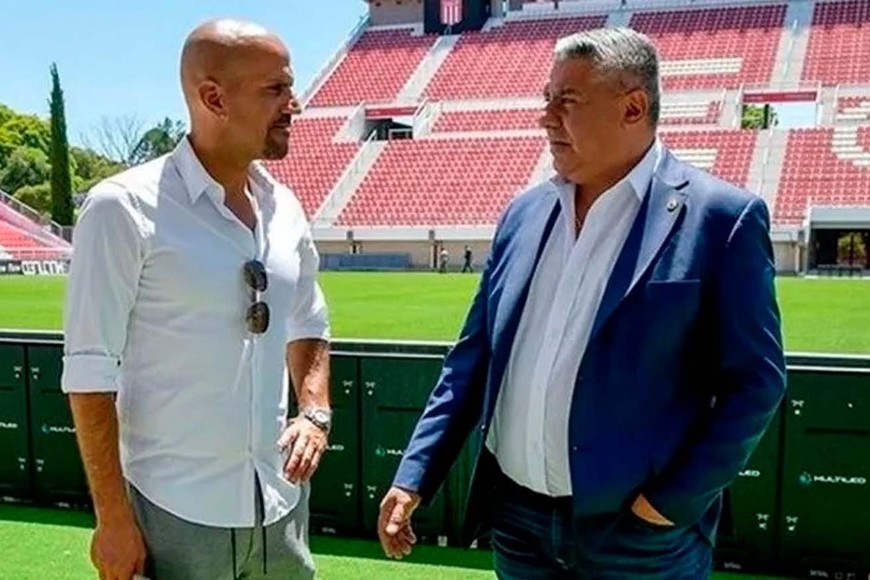Ahora están enfrentados. Juan Sebastián Verón junto a Claudio "Chiqui" Tapia en imagen de años atrás, en el remodelado estadio Jorge Luis Hirschi de Estudiantes de La Plata.