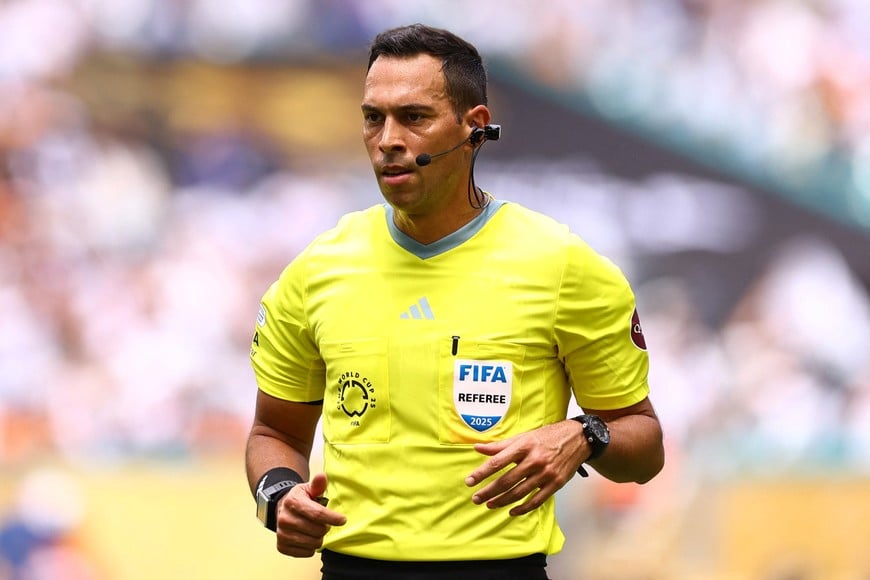 Soccer Football - FIFA Club World Cup - Group H - Real Madrid v Al Hilal - Hard Rock Stadium, Miami Gardens, Florida, U.S. - June 18, 2025
Referee Facundo Tello is pictured wearing the referee camera REUTERS/Hannah Mckay